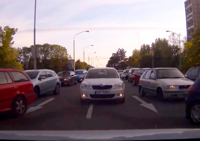 В Чехии полиция «расчистила» дорогу для машины с роженицей: видео