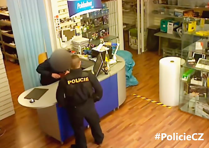 В Праге липовый полицейский обокрал сервисный центр: видео