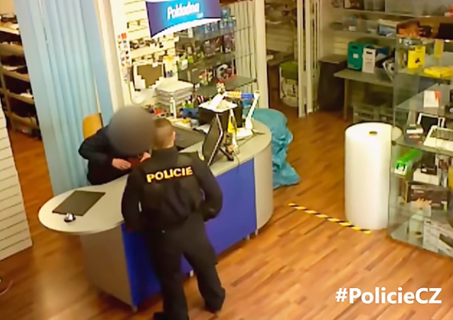 В Праге липовый полицейский обокрал сервисный центр: видео