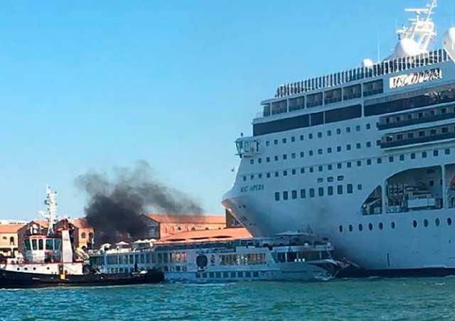 Круизный лайнер протаранил теплоход в Венеции: видео