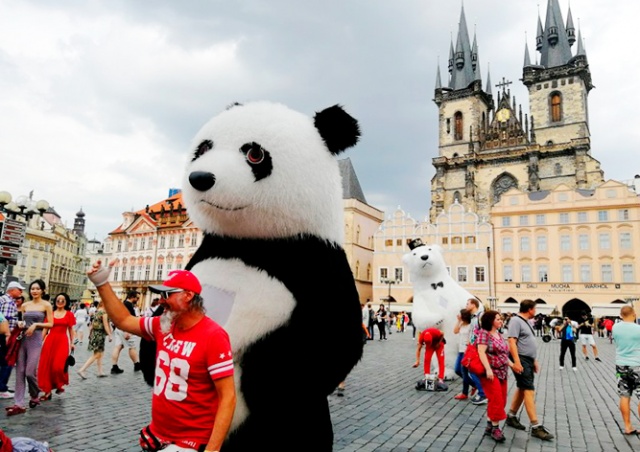 Прага запретила ростовые куклы и мыльные пузыри в центре города