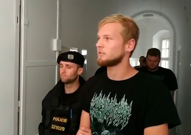 Суд вынес приговор иностранцам, разрисовавшим Карлов мост