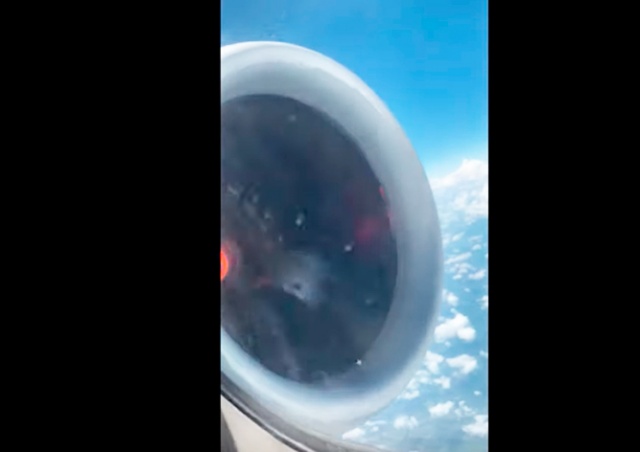 У пассажирского лайнера в полете отвалилась деталь двигателя: видео
