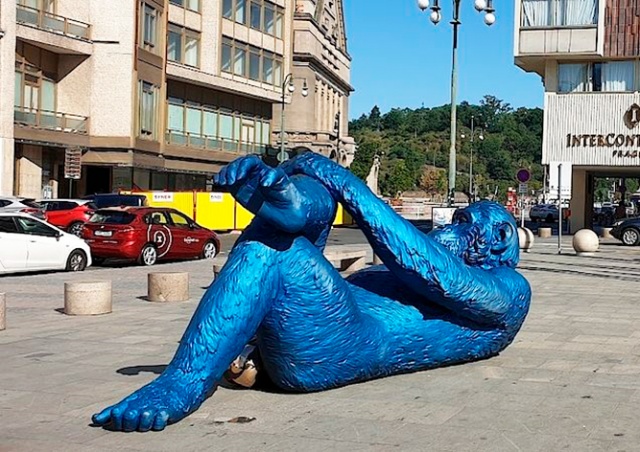 В центре Праги установили скульптуру «Яйца Кинг-Конга»