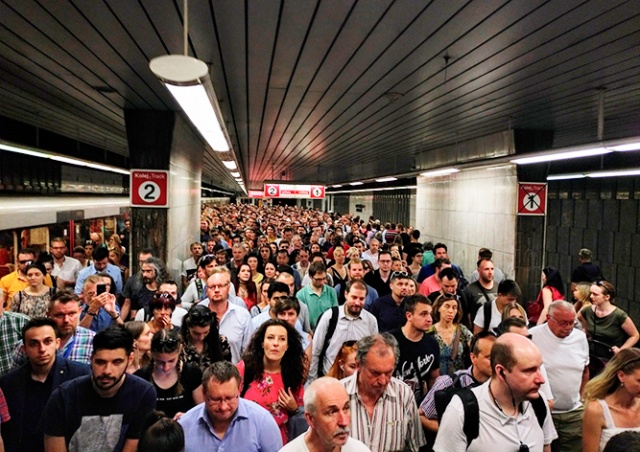 Из-за наплыва пассажиров в Праге закрыли станцию метро: видео