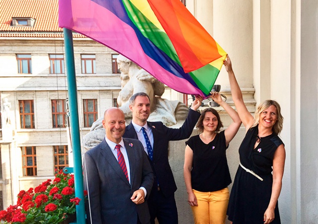 Над мэрией Праги впервые в истории вывесили радужный флаг