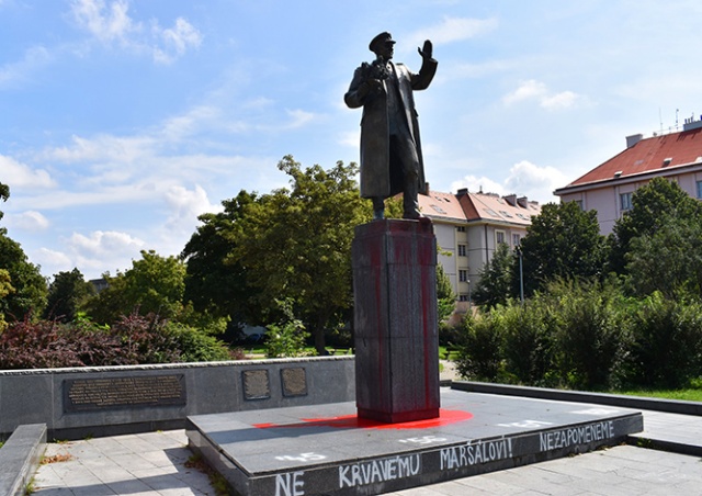 Вандалы осквернили памятник маршалу Коневу в Праге
