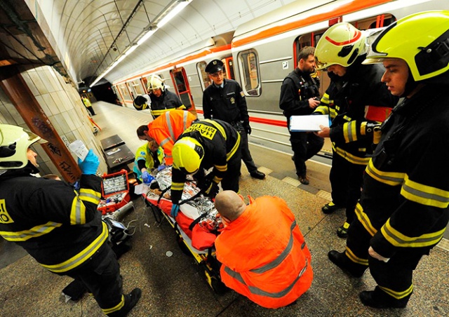 Человек бросился под поезд в метро Праги