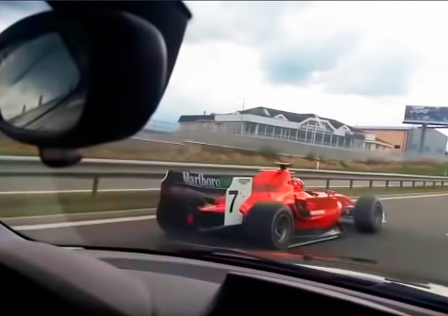По автомагистрали в Чехии ехал болид «Формулы-2»: видео