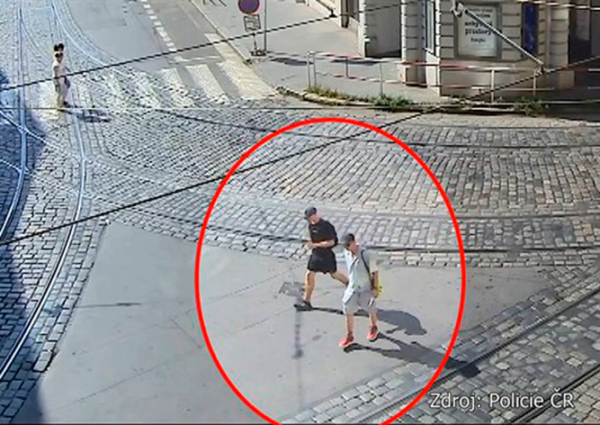 В Праге обворованные полицейские обратились в полицию: видео