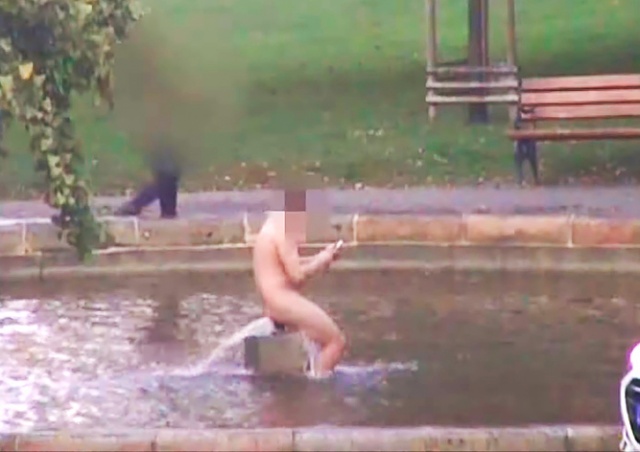 Житель Праги получил крупный штраф за купание в фонтане: видео