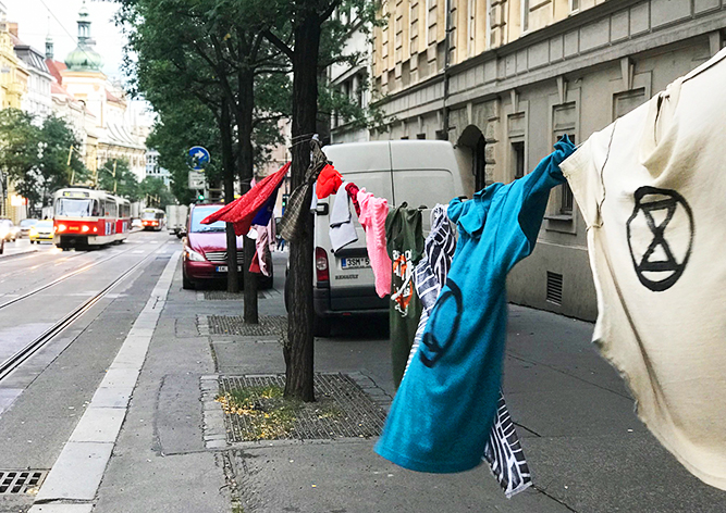 Экоактивисты развесили по Праге поношенную одежду