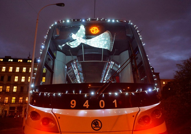 На улицы Праги вышел рождественский трамвай