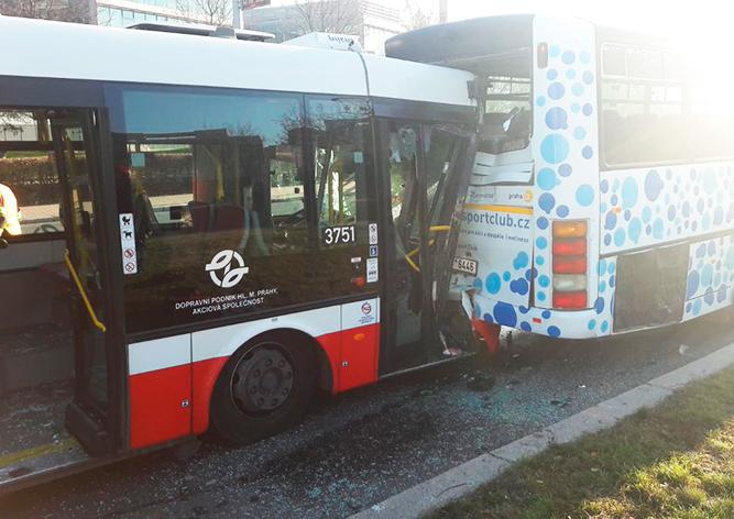 В Праге столкнулись два автобуса: 18 пострадавших
