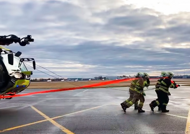 Пожарные пражского аэропорта показали прилет Санты: видео