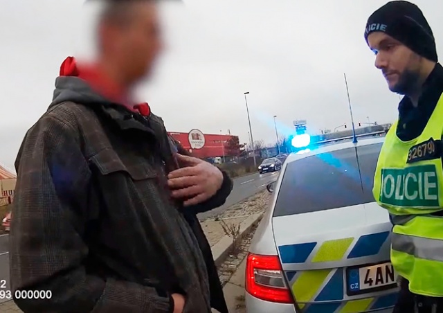 В Праге пьяный иностранец пытался подкупить полицейских: видео