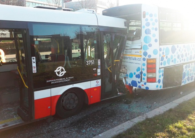 В Праге столкнулись два автобуса: 18 пострадавших
