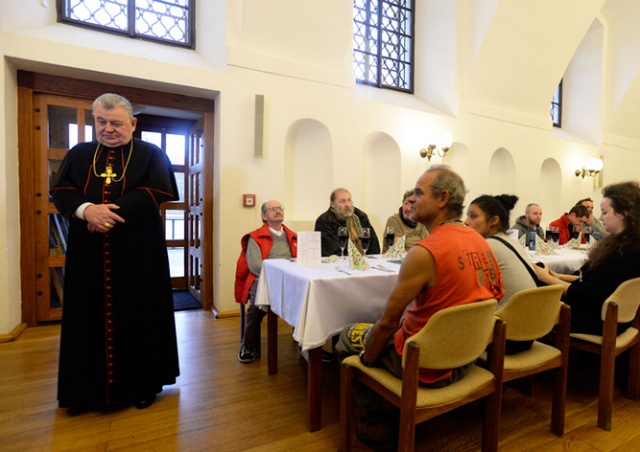 Архиепископ Праги угостил рождественским обедом сотни бездомных