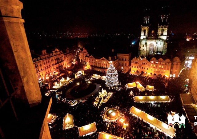 В Праге зажгли главную рождественскую ёлку страны: видео