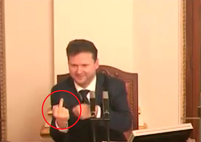 Председатель парламента Чехии показал неприличный жест: видео