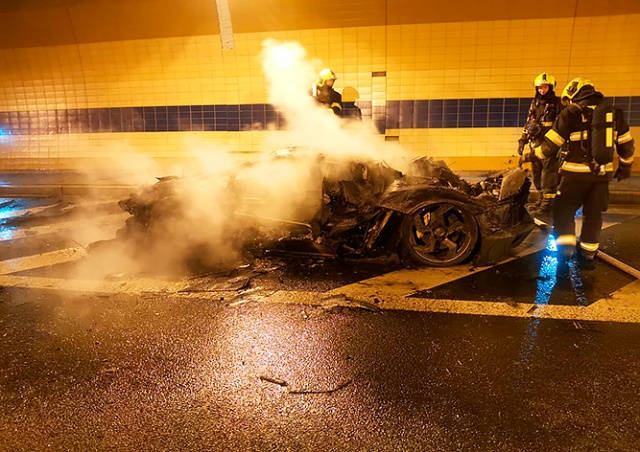 На дороге в Праге сгорел Lamborghini