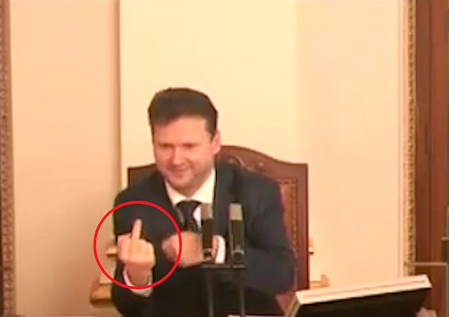 Председатель парламента Чехии показал неприличный жест: видео