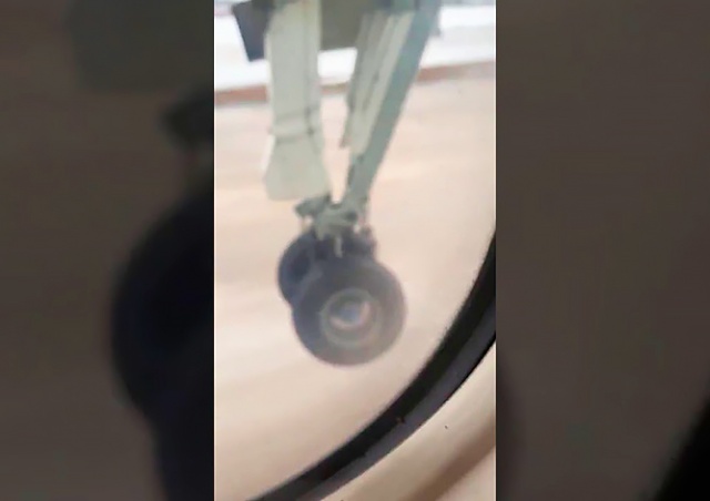 У пассажирского самолета при взлете отвалилось колесо: видео