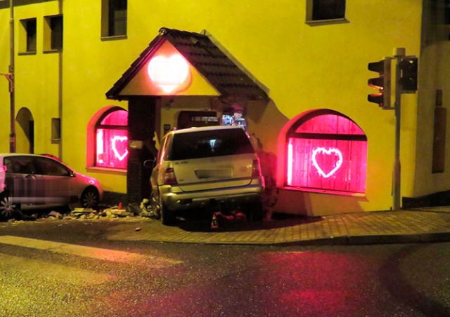Пьяная жительница Чехии на «Мерседесе» въехала в ночной клуб: видео