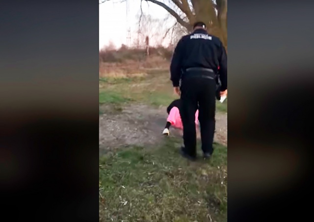 Ударившего девушку полицейского уволили