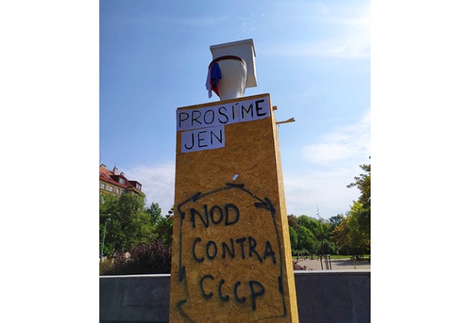 В Праге неизвестные установили на постамент памятника Коневу унитаз