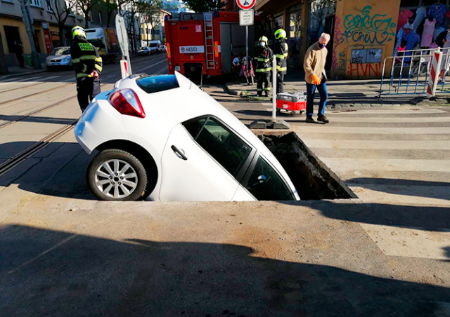 Автомобиль сломался в дороге Автомобиль сломался в дороге