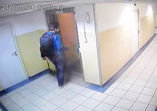 В Праге разыскивают неизвестного, домогавшегося 11-летней девочки в лифте