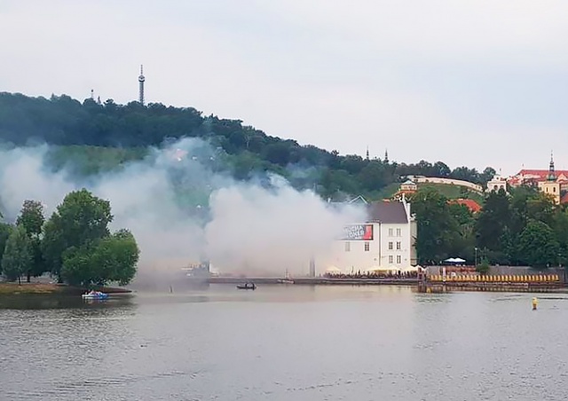 В центре Праги горит музей «Кампа»