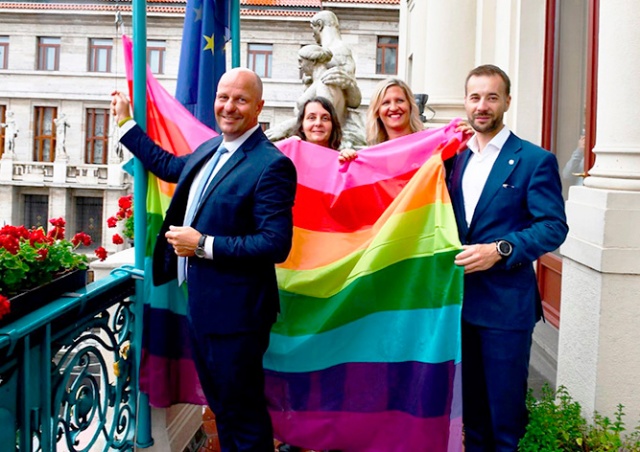 Над мэрией Праги вывесили радужный флаг