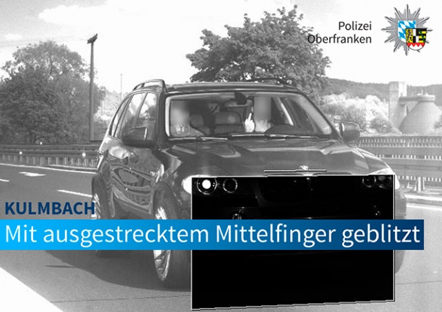 В Германии водителя сурово наказали за показанный в камеру средний палец