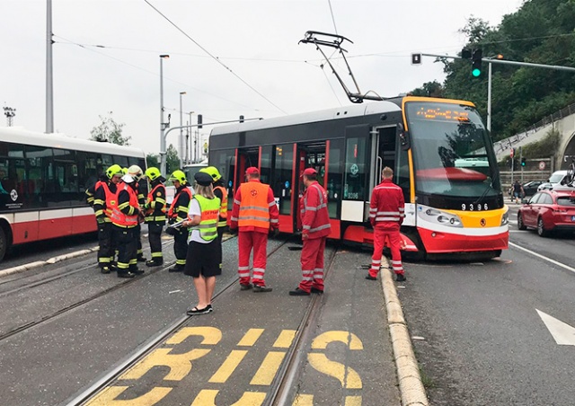 Столкновение автобуса с трамваем в Праге попало на видео