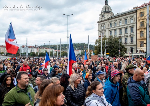 В Праге протестовали против ношения масок и других карантинных мер