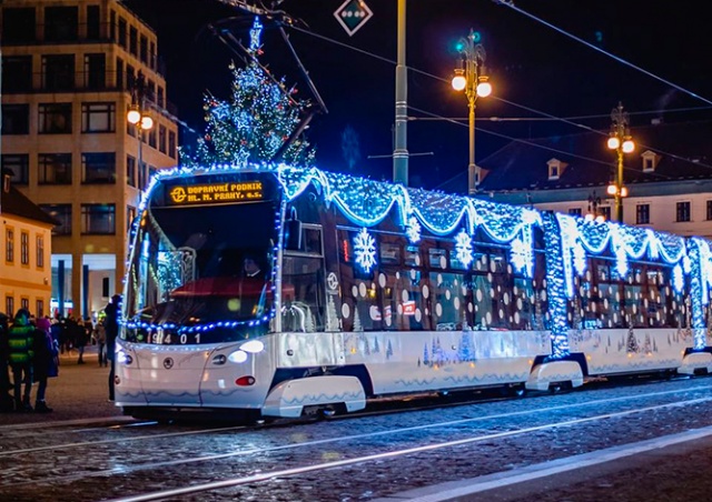 Рождественские трамваи вышли на улицы Праги
