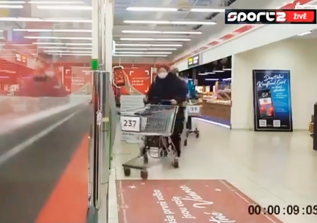 Чешский супермаркет во время эпидемии: забавное видео