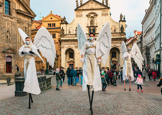 На Прагу спустились «ангелы». Как и положено, они были в масках