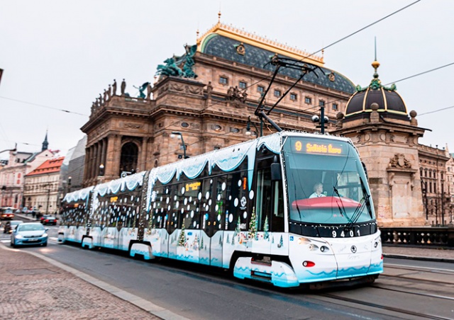 В Праге вандалы изуродовали рождественский трамвай