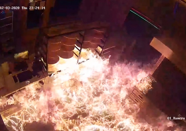 Умышленный поджог пиццерии в Чехии попал на видео