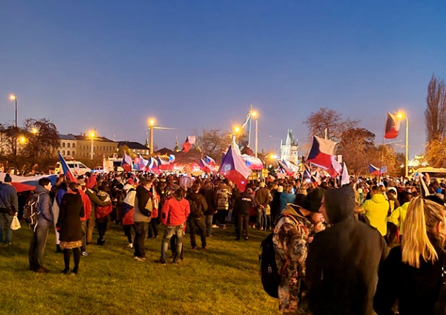 В Праге сотни человек протестовали против карантинных мер: видео