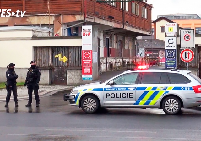 Главный магазин Alza.cz эвакуировали из-за сообщения о бомбе