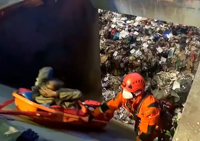 В Праге бездомный уснул в контейнере и едва не сгорел в печи мусоросжигательного завода