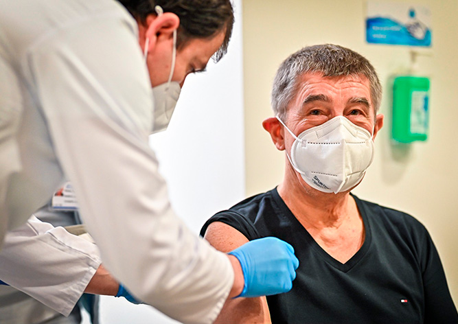 Премьер Чехии получил вторую дозу вакцины от коронавируса