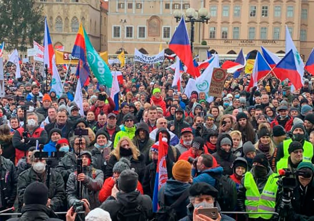 В Праге несколько тысяч человек протестовали против карантинных мер: видео
