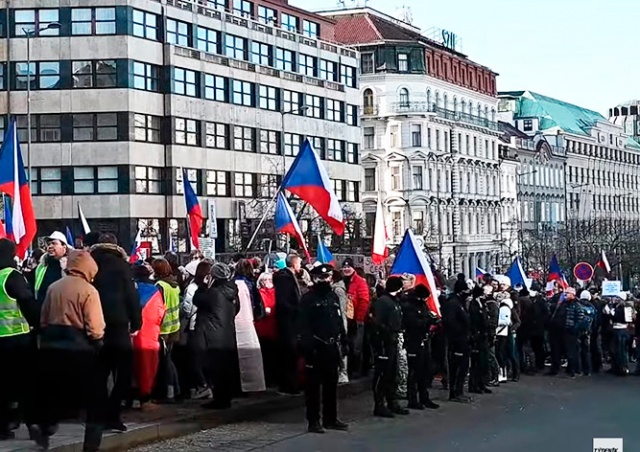 В центре Праги протестовали против карантинных мер: видео