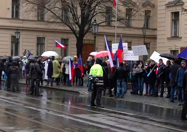 «Вы - нас, мы - вас»: демонстранты блокировали дом правительства Чехии