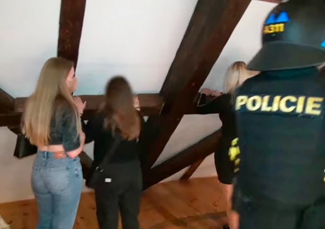 Полиция Праги опубликовала видео разгона квартирной вечеринки
